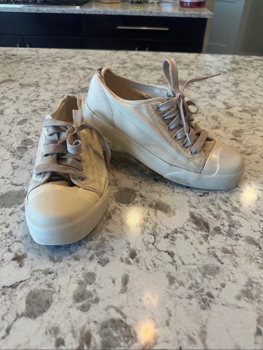 Women’s J. Crew Low-Top Canvas Sneakers in Light Beige. Size 8.
